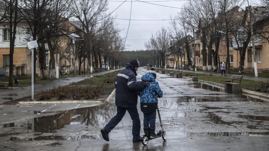 Окупанти змушують громади Луганщини змінювати назви вулиць на честь “регіонів-шефів” та шантажують позбавленням допомоги