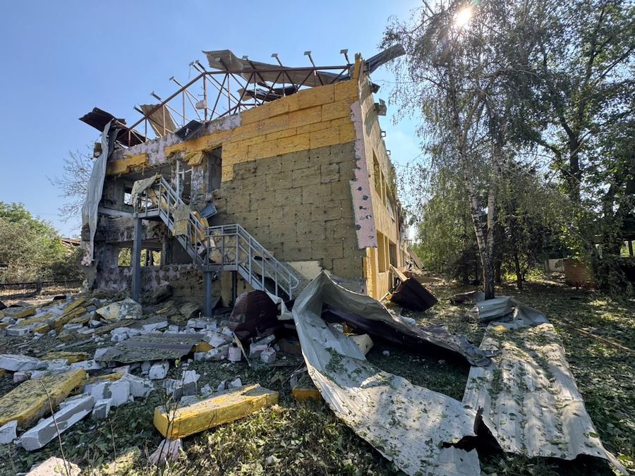 Окупанти завдали кілька ударів по Костянтинівці, зруйнувавши заклад освіти. Опубліковані фото