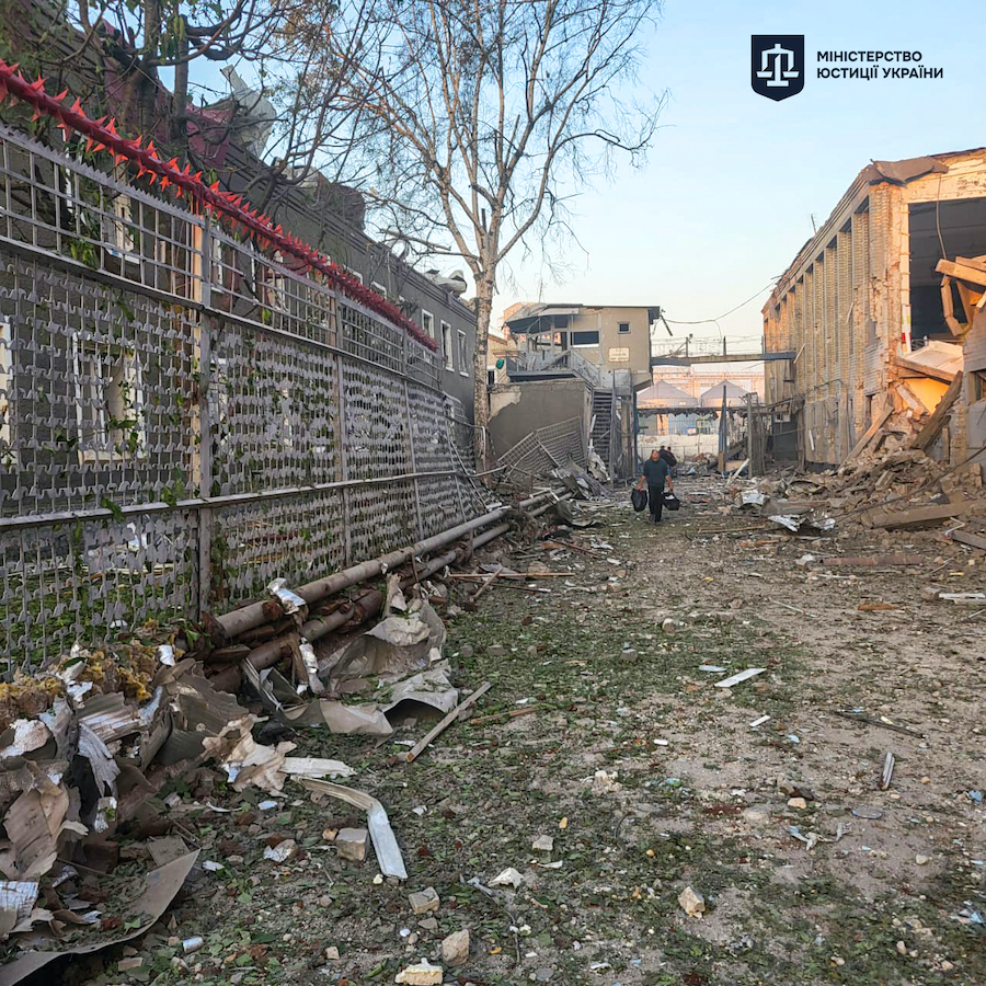 Мін’юст показав фотографії зруйнованої колонії в Запорізькій області, на яку росіяни скинули чотири бомби