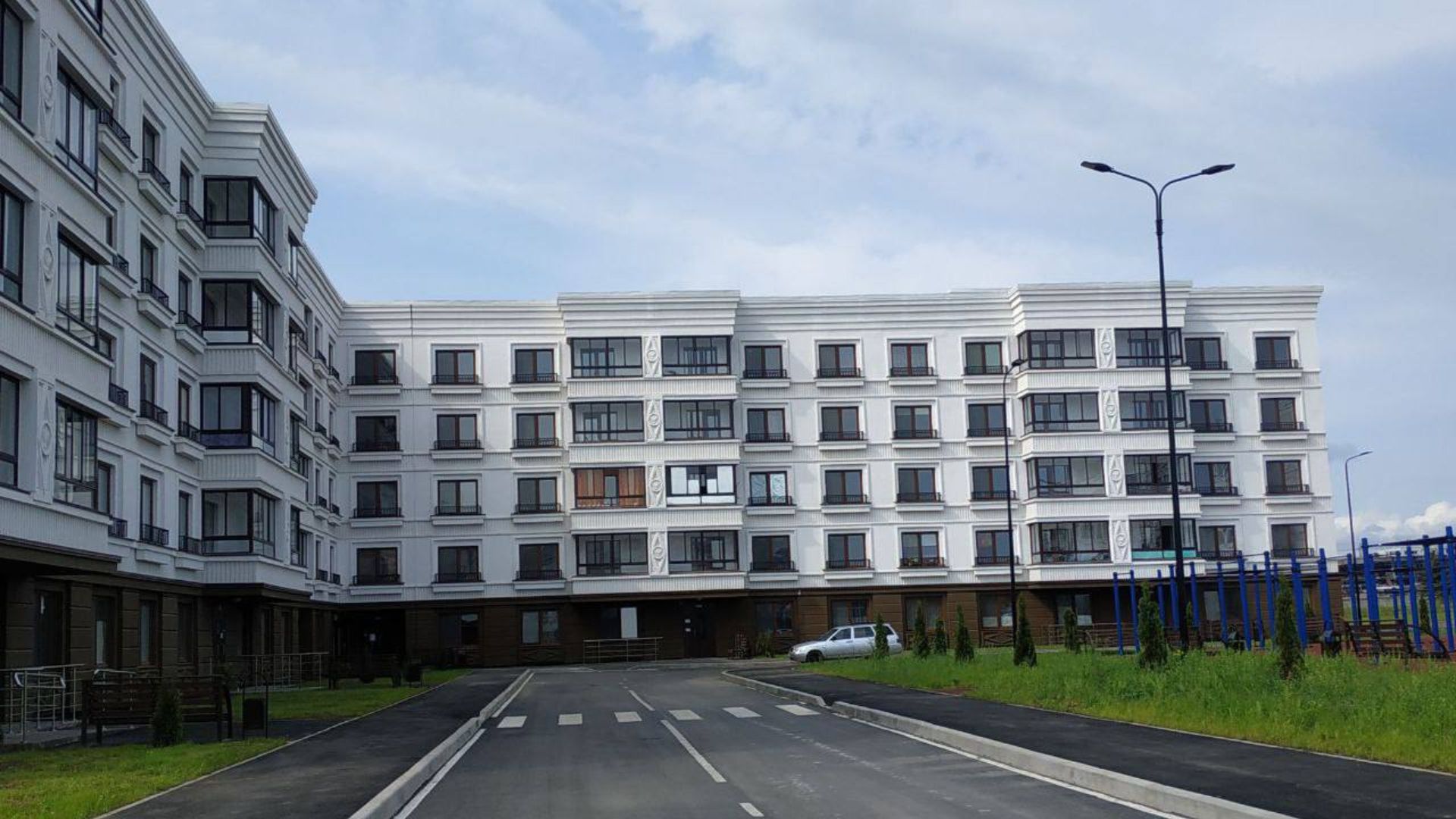 Місцеві жителі показали, як розсипаються “новобудови” в окупованому Маріуполі