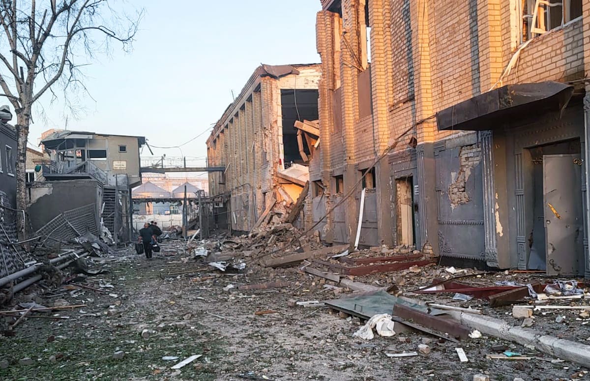 Мін’юст показав фотографії зруйнованої колонії в Запорізькій області, на яку росіяни скинули чотири бомби