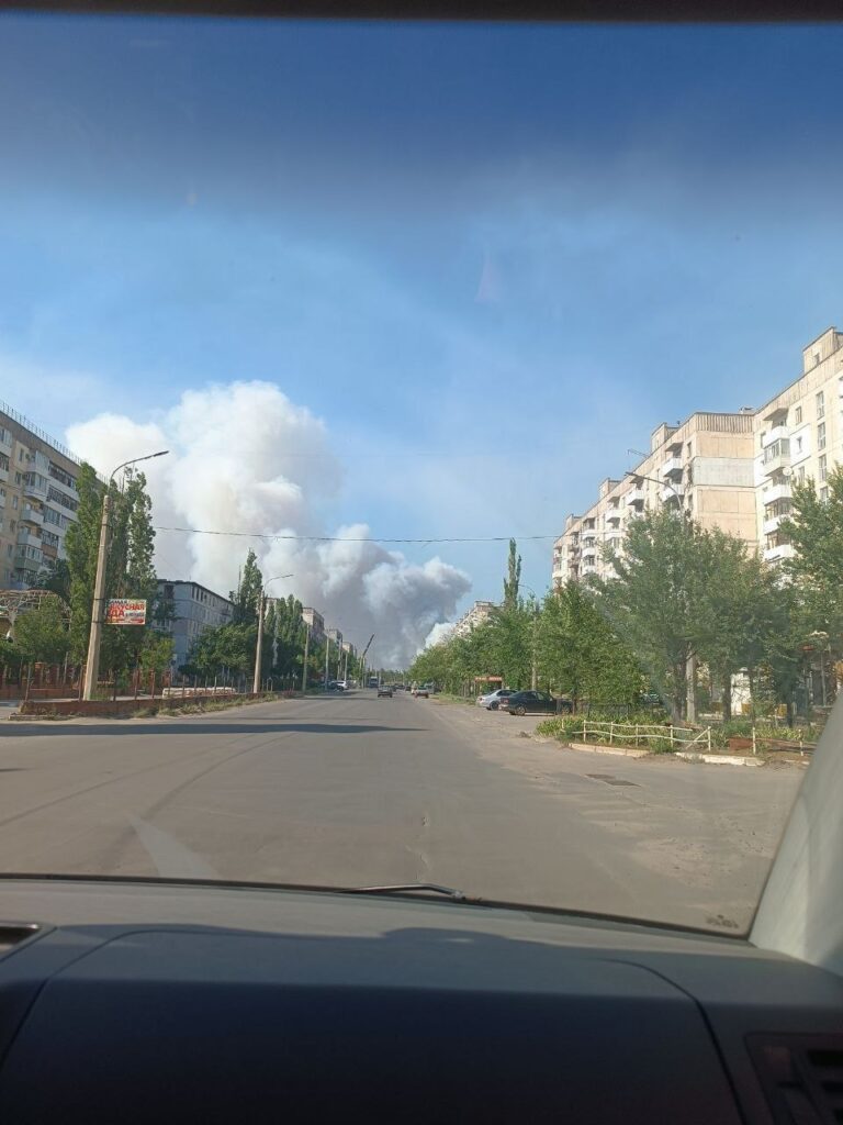 Жителі Сіверськодонецька діляться кадрами пожеж навколо міста
