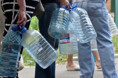 У Донецьку зникає різна вода, у магазинах вона продається по 20 рублів за літр