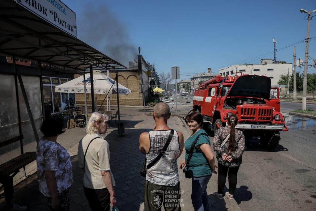 Росіяни атакували дронами Дружківку: опубліковані фото згорілих автомобілів та пошкоджених будинків
