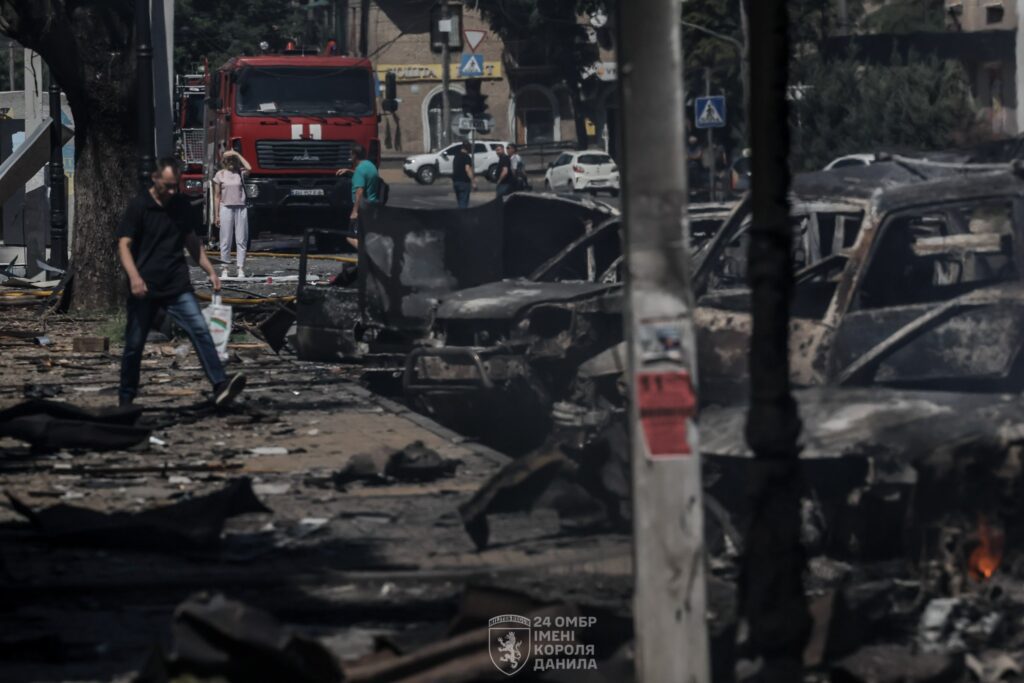 Росіяни атакували дронами Дружківку: опубліковані фото згорілих автомобілів та пошкоджених будинків