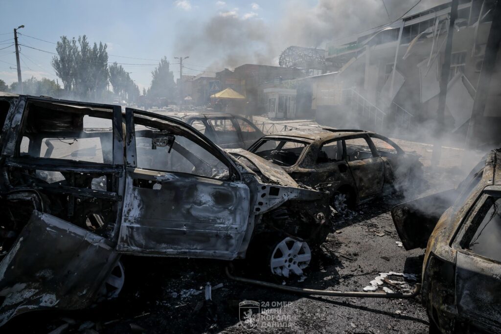 Росіяни атакували дронами Дружківку: опубліковані фото згорілих автомобілів та пошкоджених будинків