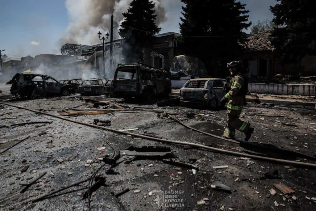 Росіяни атакували дронами Дружківку: опубліковані фото згорілих автомобілів та пошкоджених будинків