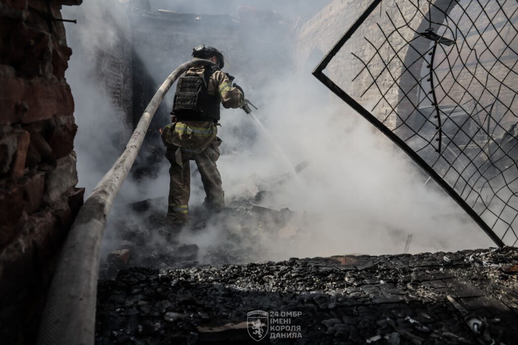 Росіяни атакували дронами Дружківку: опубліковані фото згорілих автомобілів та пошкоджених будинків