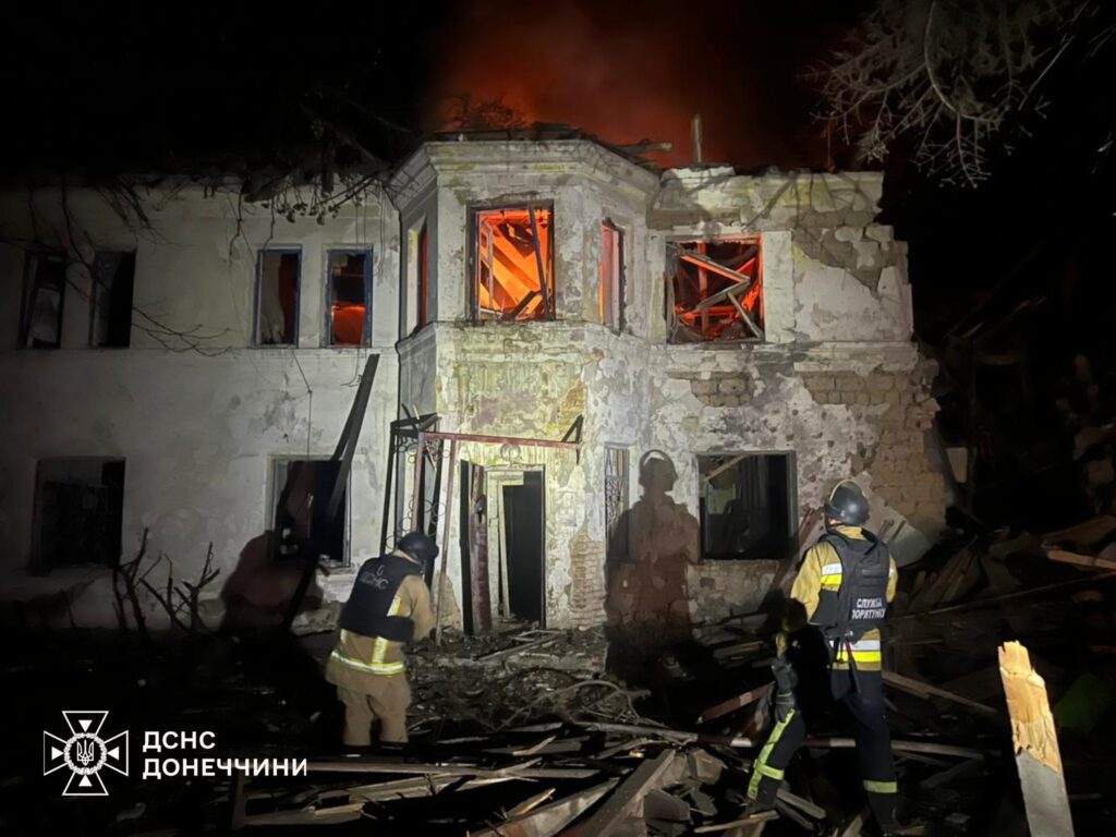 Росія обстріляла Добропілля: пошкоджені будинки та авто, є поранений