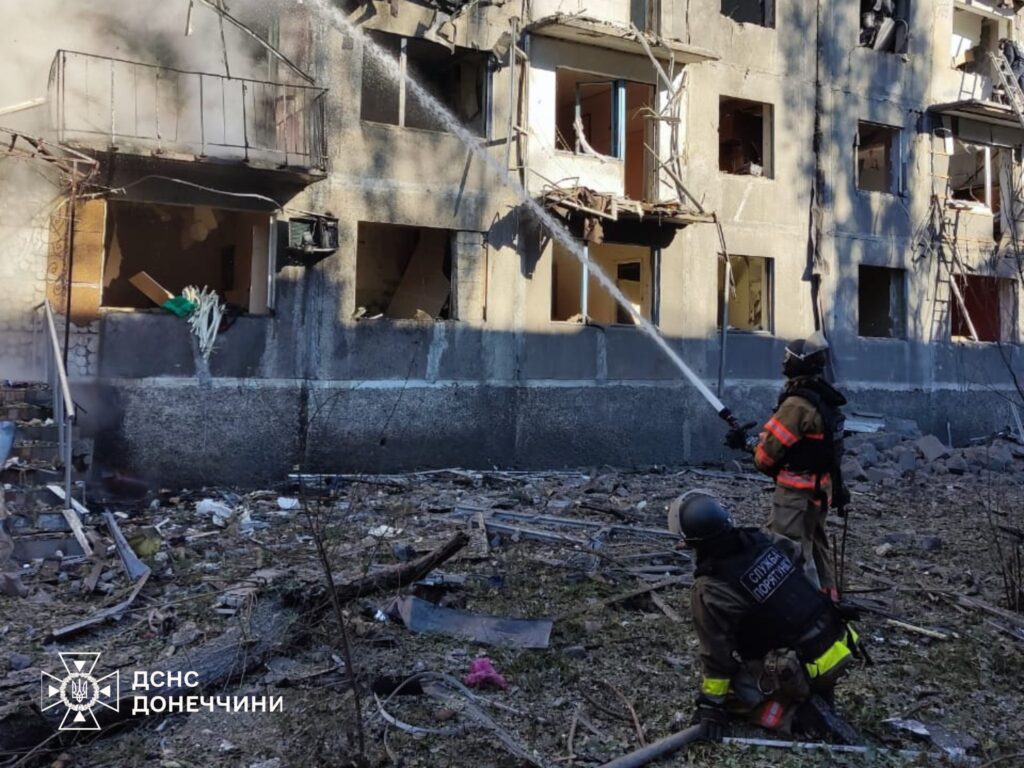 Авіаудар по Добропіллю: зруйновані багатоповерхівки, є загиблий і поранені — опубліковані фото та відео з місця