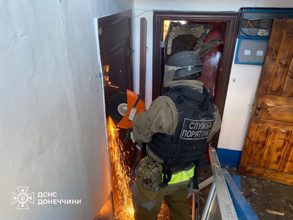 Авіаудар по Добропіллю: зруйновані багатоповерхівки, є загиблий і поранені — опубліковані фото та відео з місця