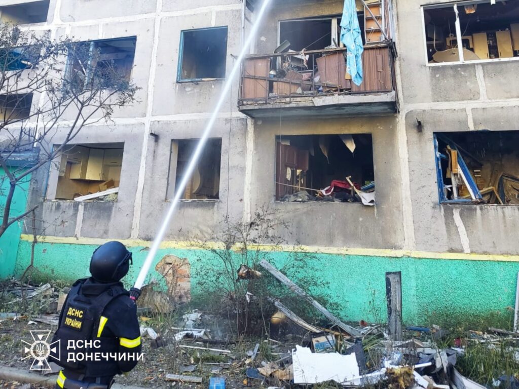 Авіаудар по Добропіллю: зруйновані багатоповерхівки, є загиблий і поранені — опубліковані фото та відео з місця