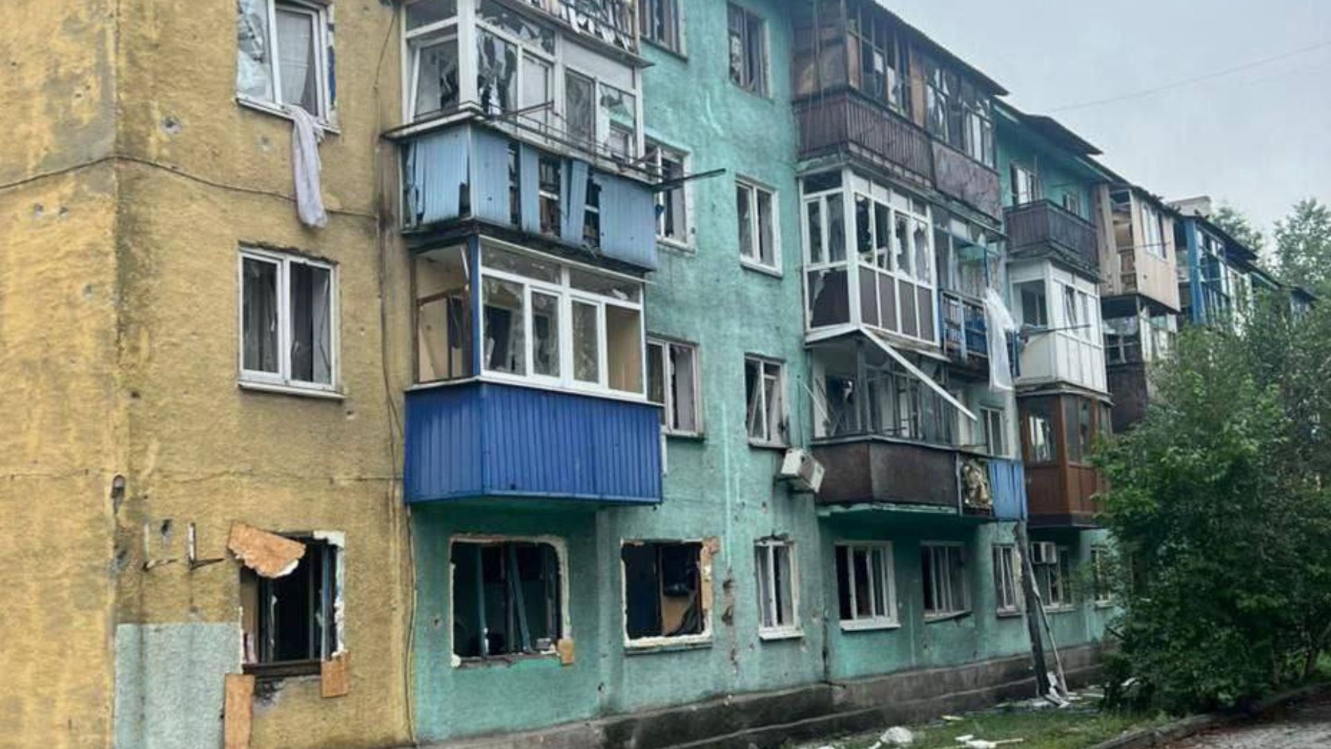 Опубліковані фото наслідків ранкового обстрілу Добропілля: одна людина загинула, двоє поранені