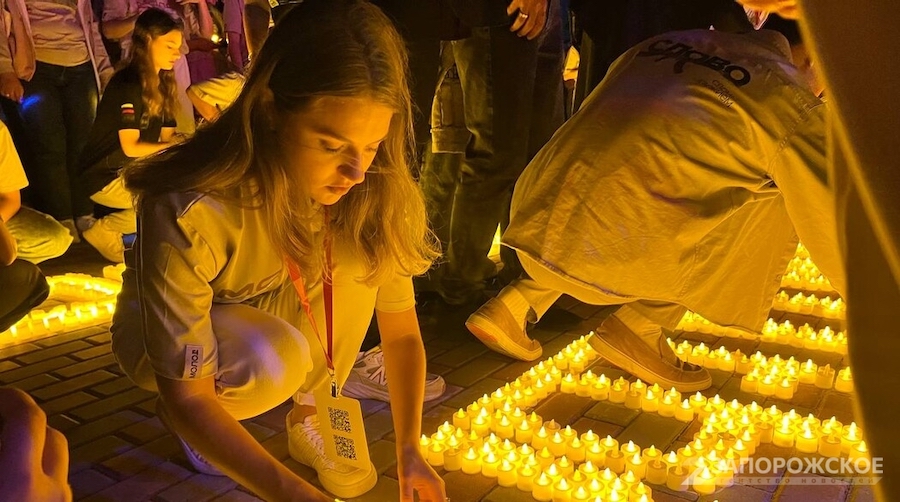 У Донецьку молодь змусили садити троянди біля школи, де навчався ексглава “ДНР” Захарченко