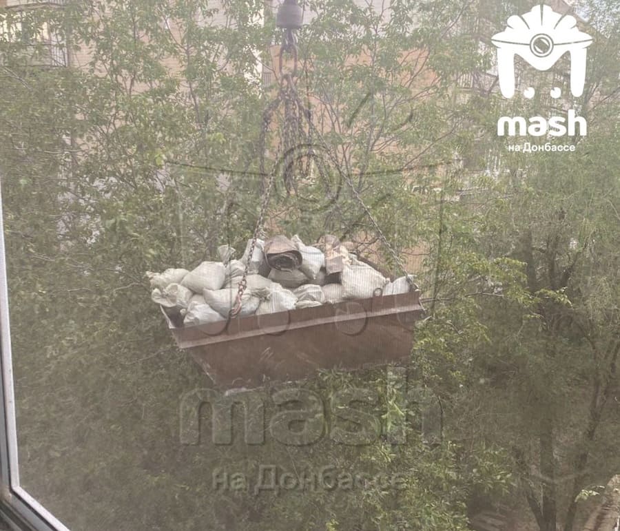 У Луганську окупанти проломили дах житлового будинку. Отвір залатали цементом, але стало тільки гірше