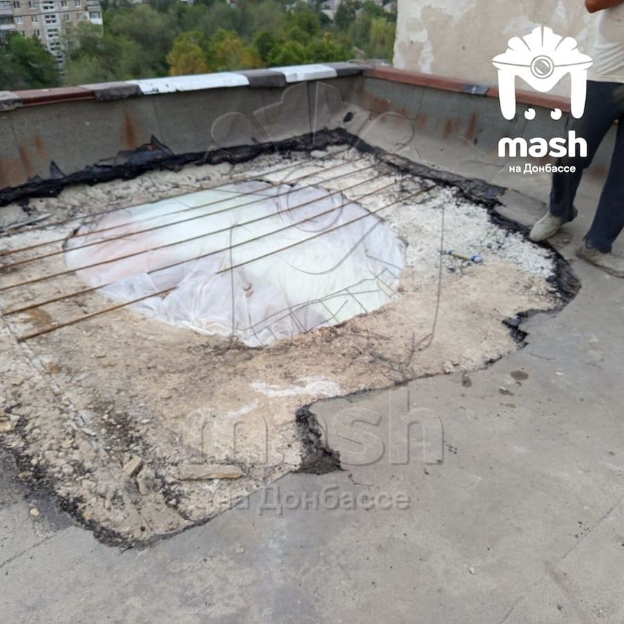 У Луганську окупанти проломили дах житлового будинку. Отвір залатали цементом, але стало тільки гірше
