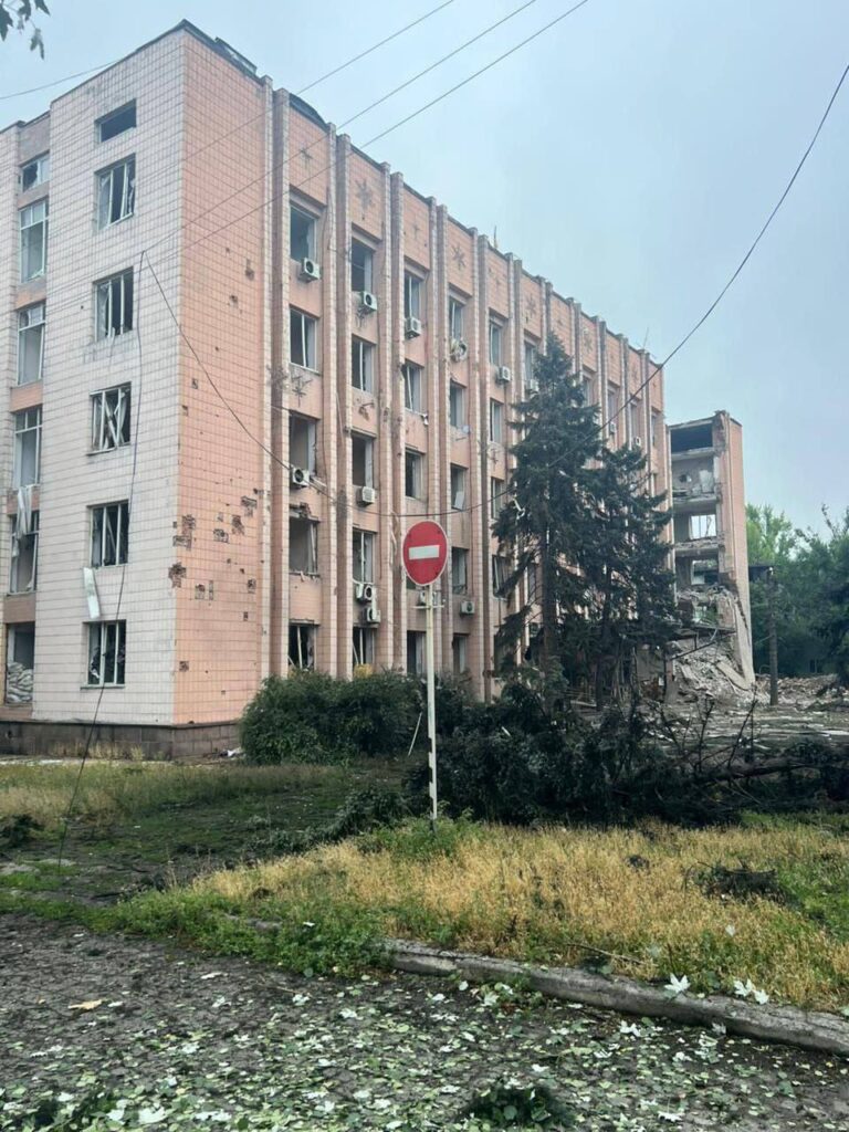 Опубліковані фото наслідків ранкового обстрілу Добропілля: одна людина загинула, двоє поранені