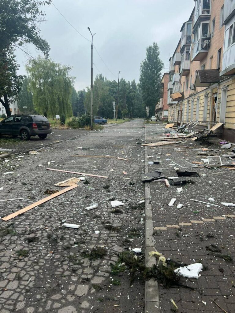 Опубліковані фото наслідків ранкового обстрілу Добропілля: одна людина загинула, двоє поранені
