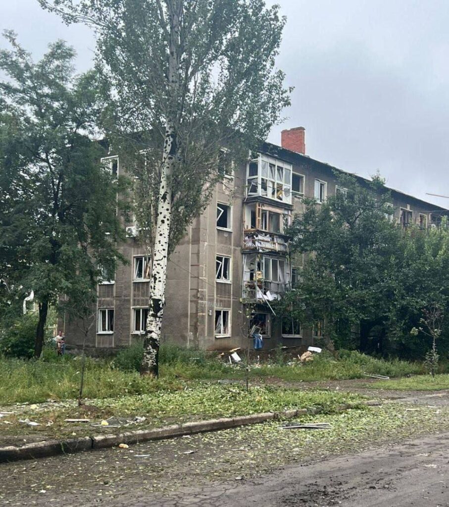 Опубліковані фото наслідків ранкового обстрілу Добропілля: одна людина загинула, двоє поранені