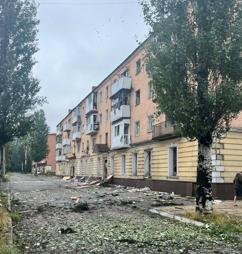 Опубліковані фото наслідків ранкового обстрілу Добропілля: одна людина загинула, двоє поранені