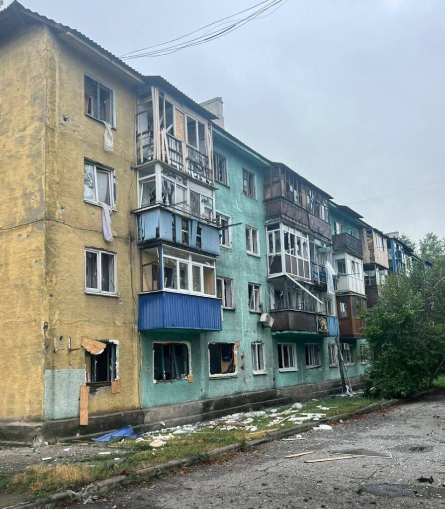 Опубліковані фото наслідків ранкового обстрілу Добропілля: одна людина загинула, двоє поранені