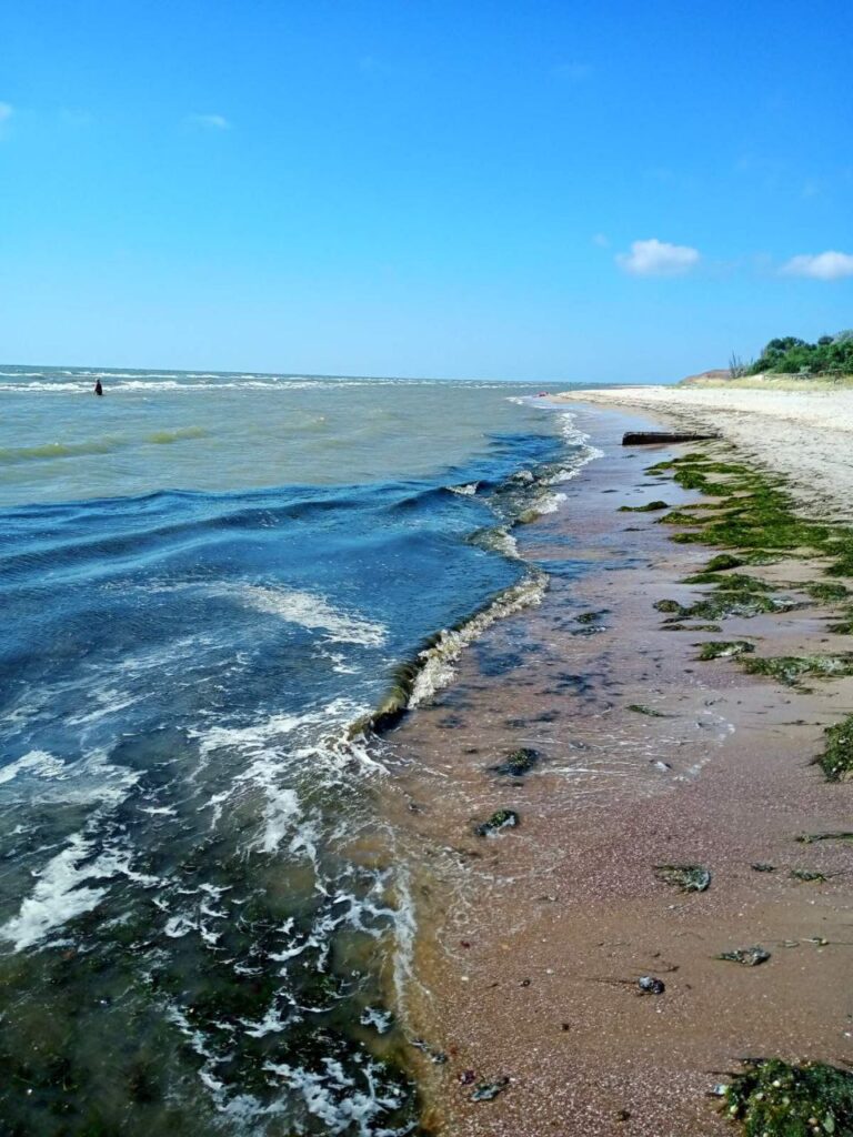 Місцеві жителі показали, як виглядає море в курортній Юр’ївці під Маріуполем