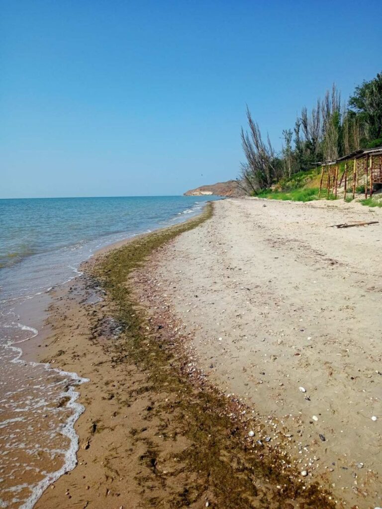 Місцеві жителі показали, як виглядає море в курортній Юр’ївці під Маріуполем