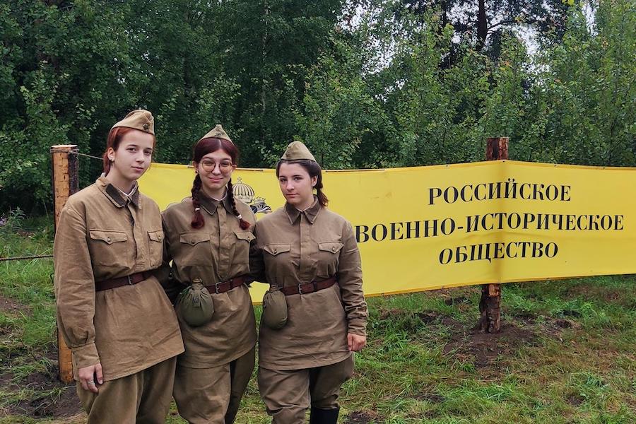 Підлітків з Луганщини замість канікул відвезли до РФ, де змусили одягнути форму радянських солдатів та взяти до рук зброю