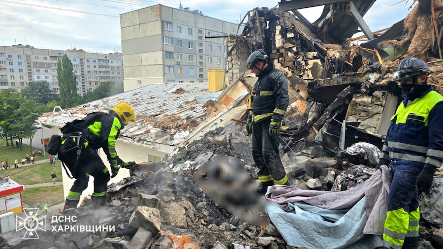 Окупанти вдарили по Харкову ракетою та “шахедами”. Загинули чотири людини, серед них двоє дітей