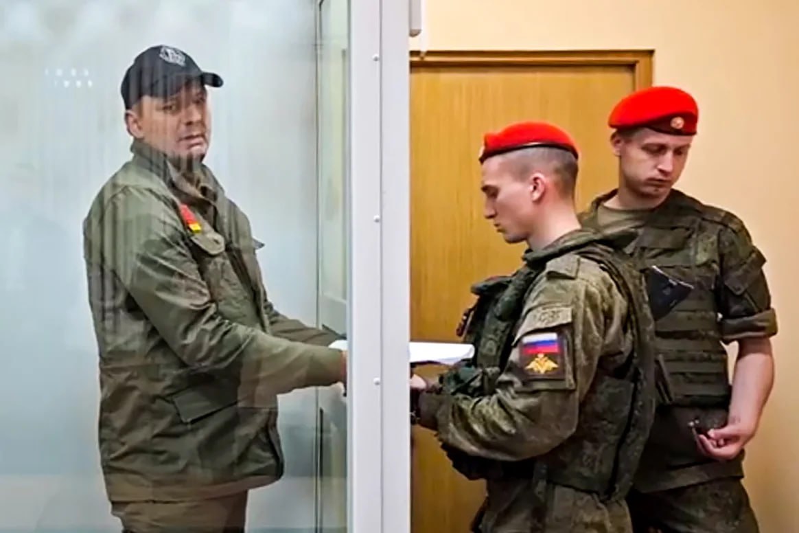 Російські медіа вигадали історію про “героя СВО”, який нібито рятував дівчинку в Маріуполі. Насправді “герой” стріляв у себе заради нагород