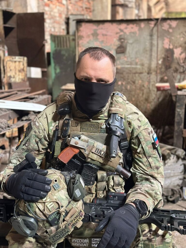 Російські медіа вигадали історію про “героя СВО”, який нібито рятував дівчинку в Маріуполі. Насправді “герой” стріляв у себе заради нагород