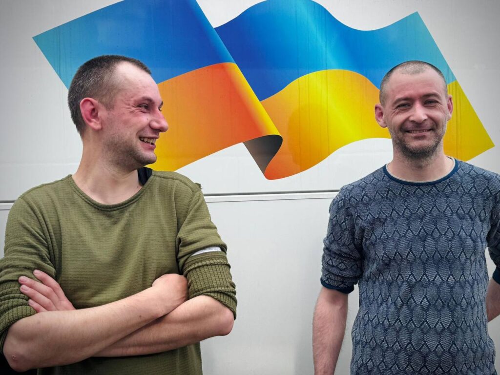 Фото і емоції: у День Незалежності з полону додому повернулися українські військові та цивільні