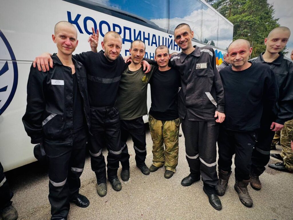 Фото і емоції: у День Незалежності з полону додому повернулися українські військові та цивільні