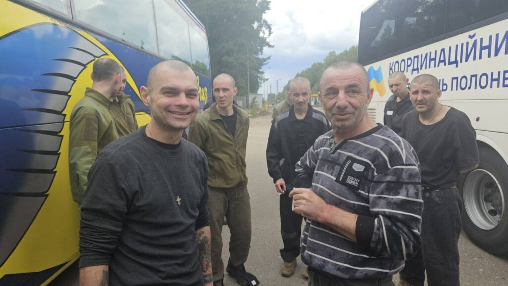 Фото і емоції: у День Незалежності з полону додому повернулися українські військові та цивільні