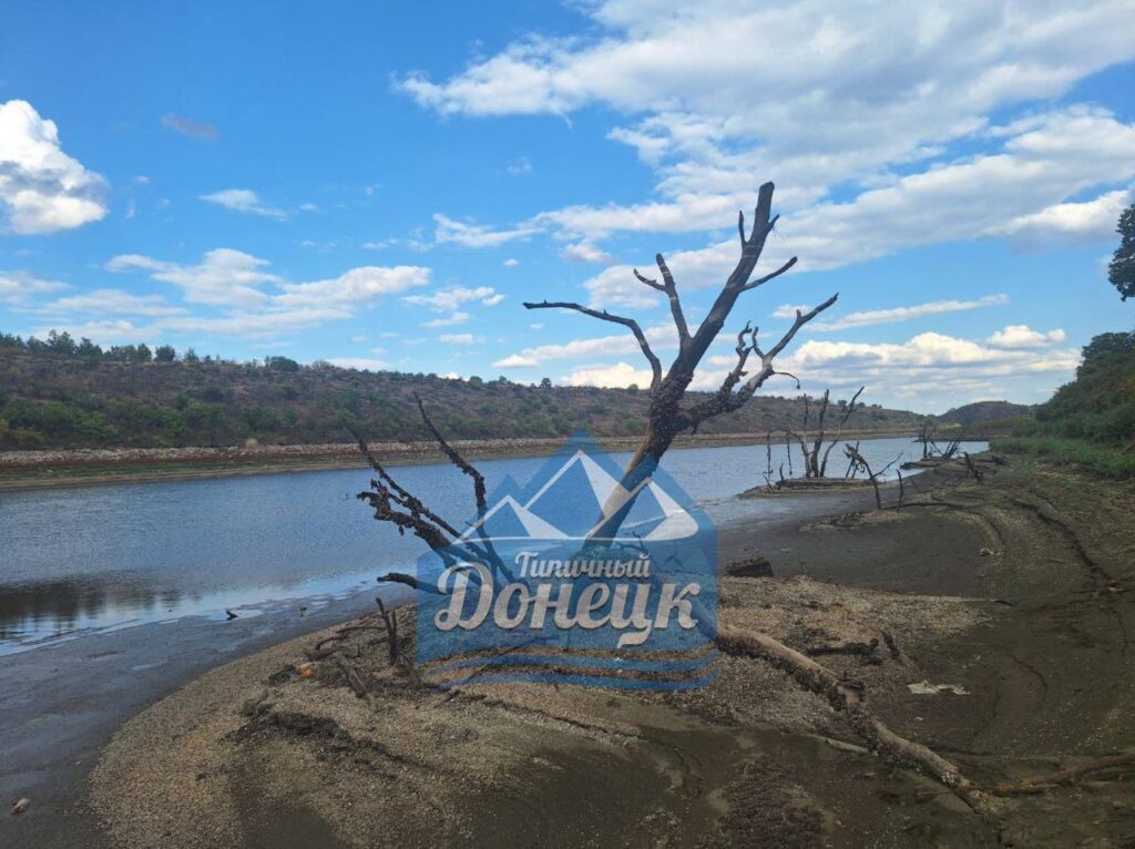 На окупованій Донеччині пересихає Грабовське водосховище: дно потріскалося, води майже нема