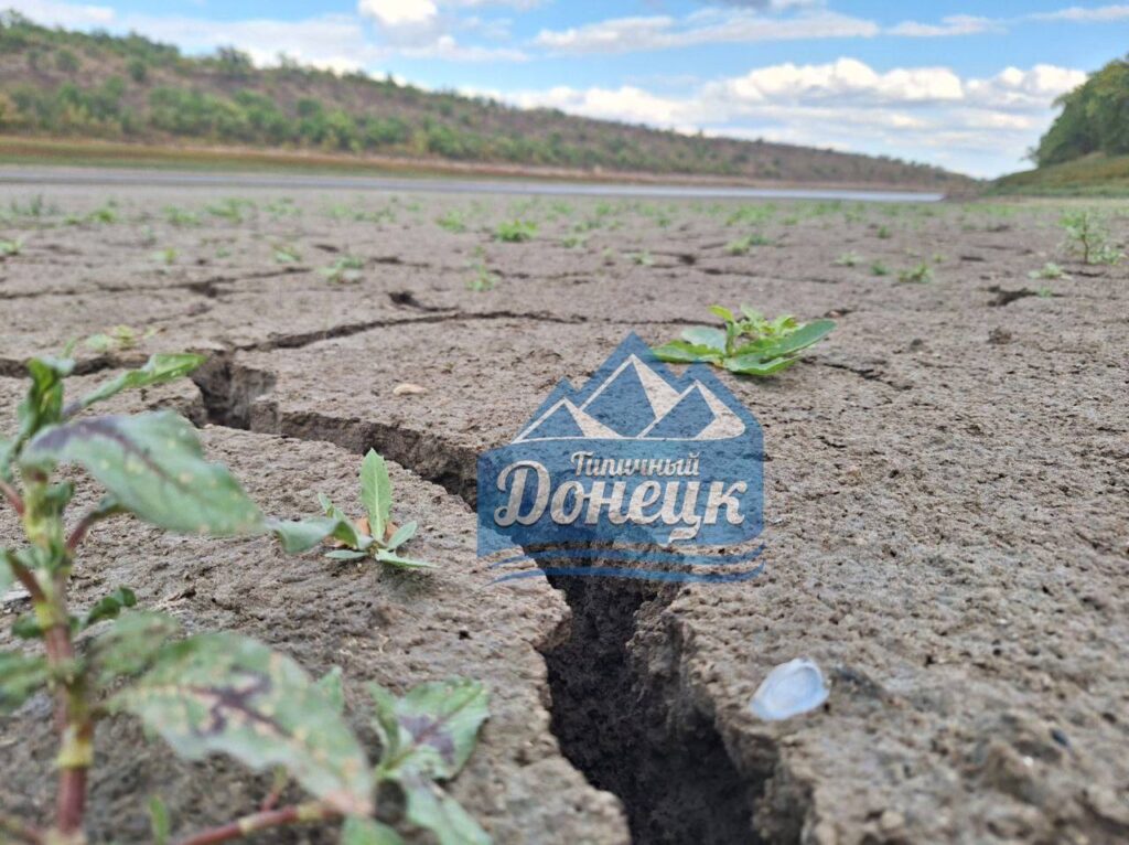 На окупованій Донеччині пересихає Грабовське водосховище: дно потріскалося, води майже нема