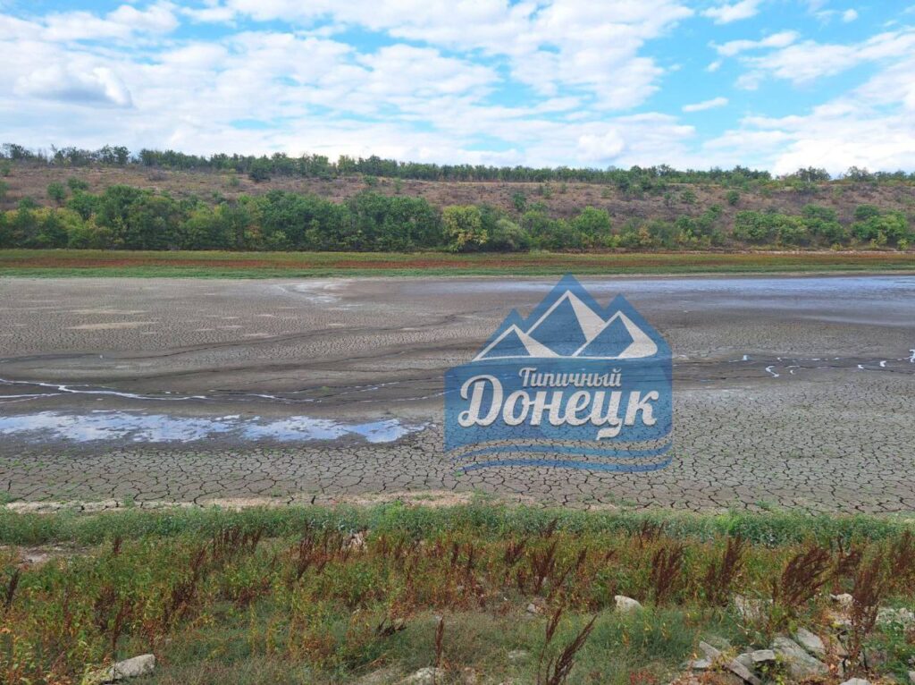 На окупованій Донеччині пересихає Грабовське водосховище: дно потріскалося, води майже нема