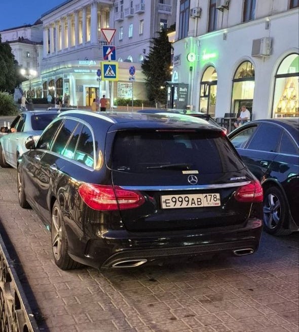 У Мелітополі прокурор з Санкт-Петербурга збив дівчину на переході — вона перебуває у комі