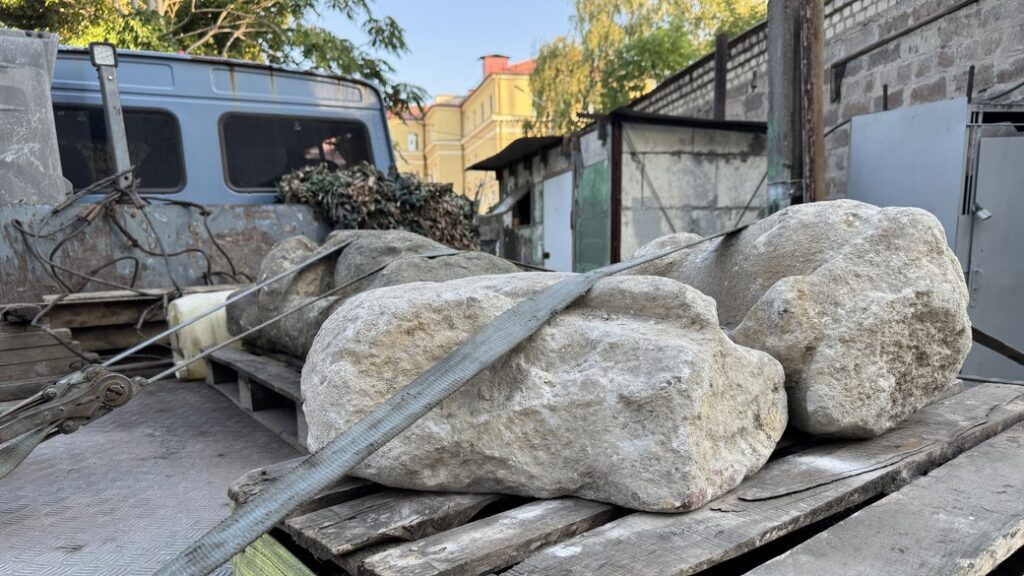 Дві половецькі кам’яні статуї евакуювали з Донеччини до Дніпра