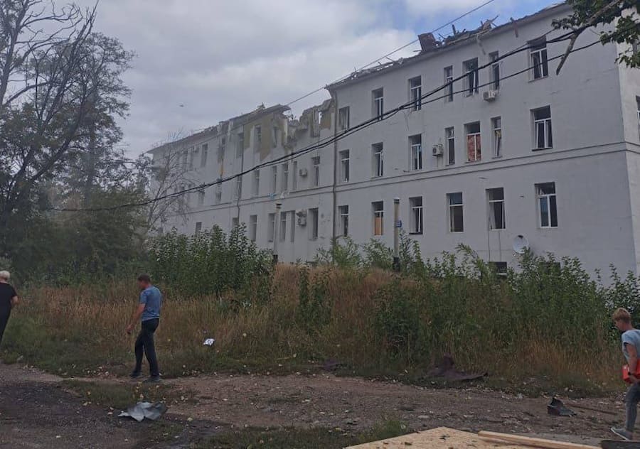 Окупанти скинули три авіабомби на лікарню в Костянтинівці. Напередодні вона припинила роботу через обстріли