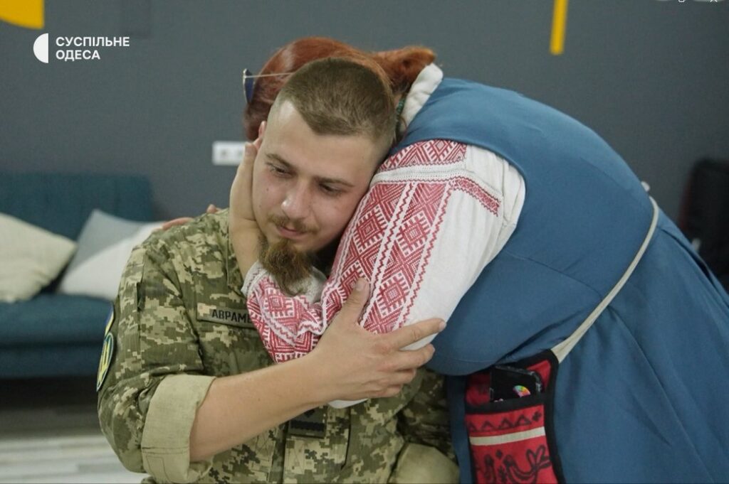 “Мені прострелили ноги, бо відмовився стати на український прапор”: історія морпіхa з Сокологірська Максима Авраменка