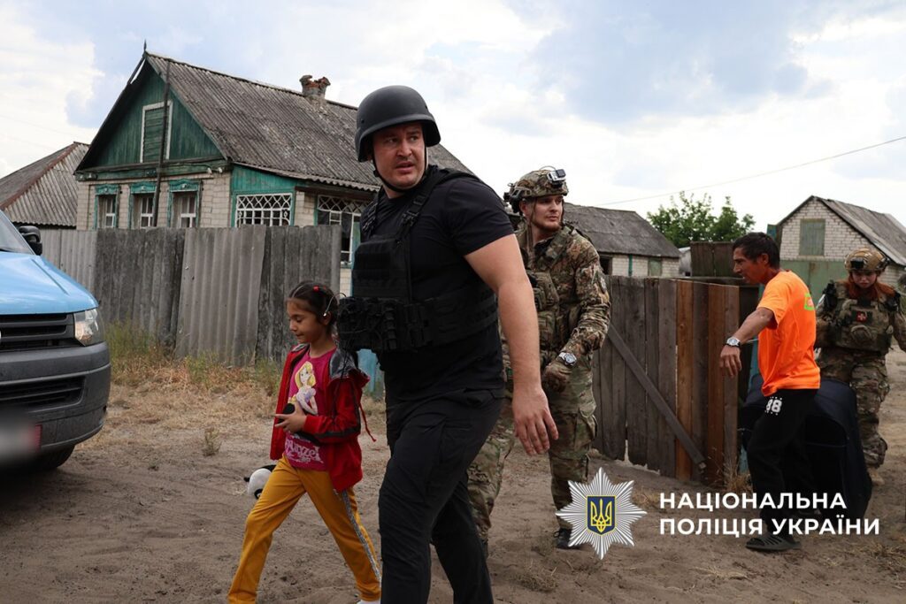 У Донецькій області з-під обстрілів евакуювали маму з дитиною, а з регіону вже вирушив п’ятнадцятий потяг із переселенцями
