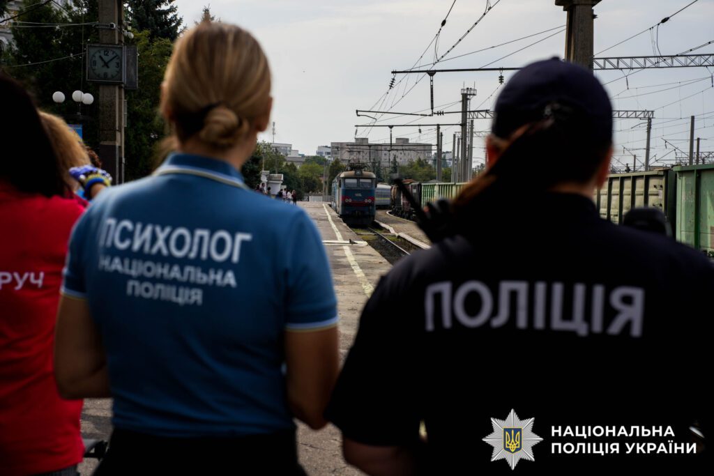 У Донецькій області з-під обстрілів евакуювали маму з дитиною, а з регіону вже вирушив п’ятнадцятий потяг із переселенцями