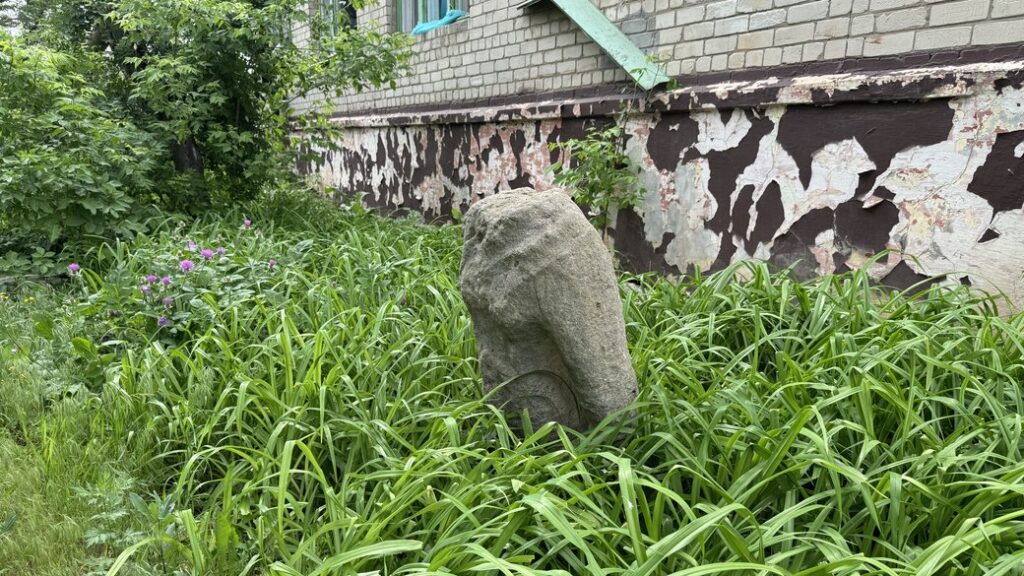 Дві половецькі кам’яні статуї евакуювали з Донеччини до Дніпра
