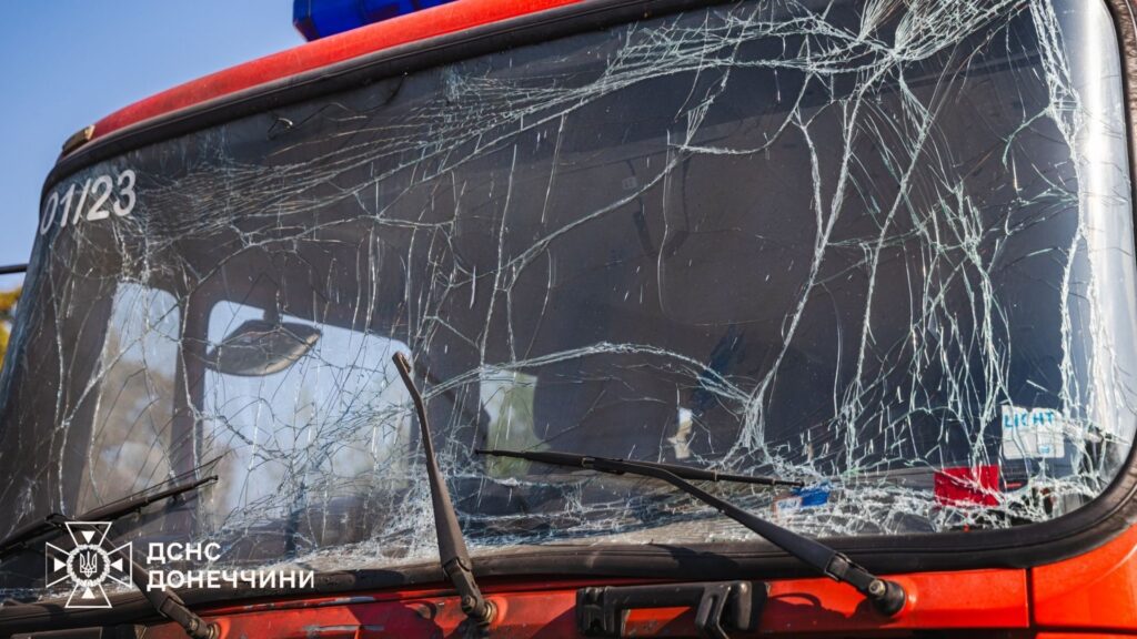 Рятувальники показали свій автомобіль після влучання російського дрона. У Краматорську атака сталася під час ліквідації пожежі