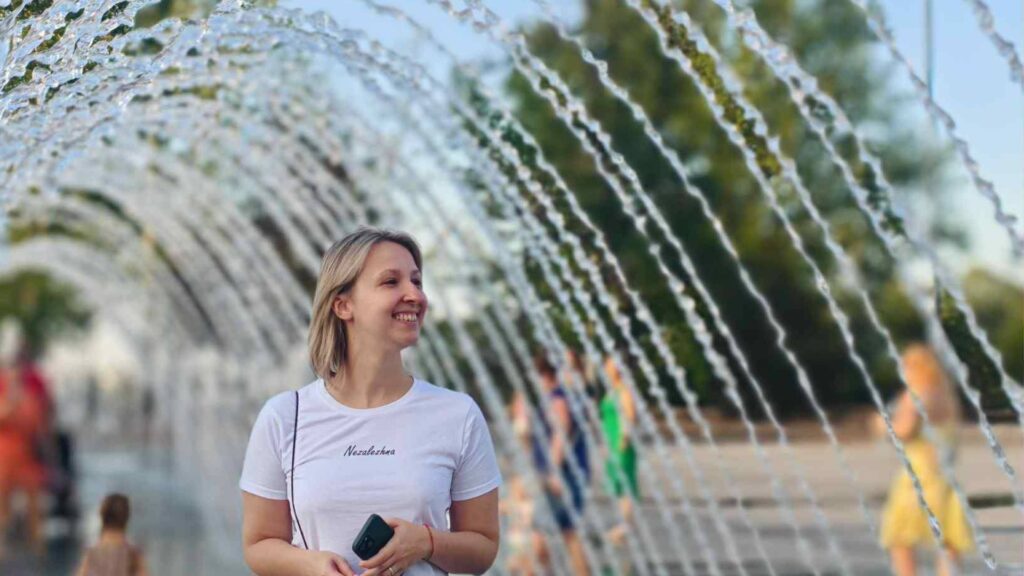 “Ми, переселенці, не знаємо, де наш дім. Це — невизначена втрата”: як допомагає людям психологиня з Маріуполя