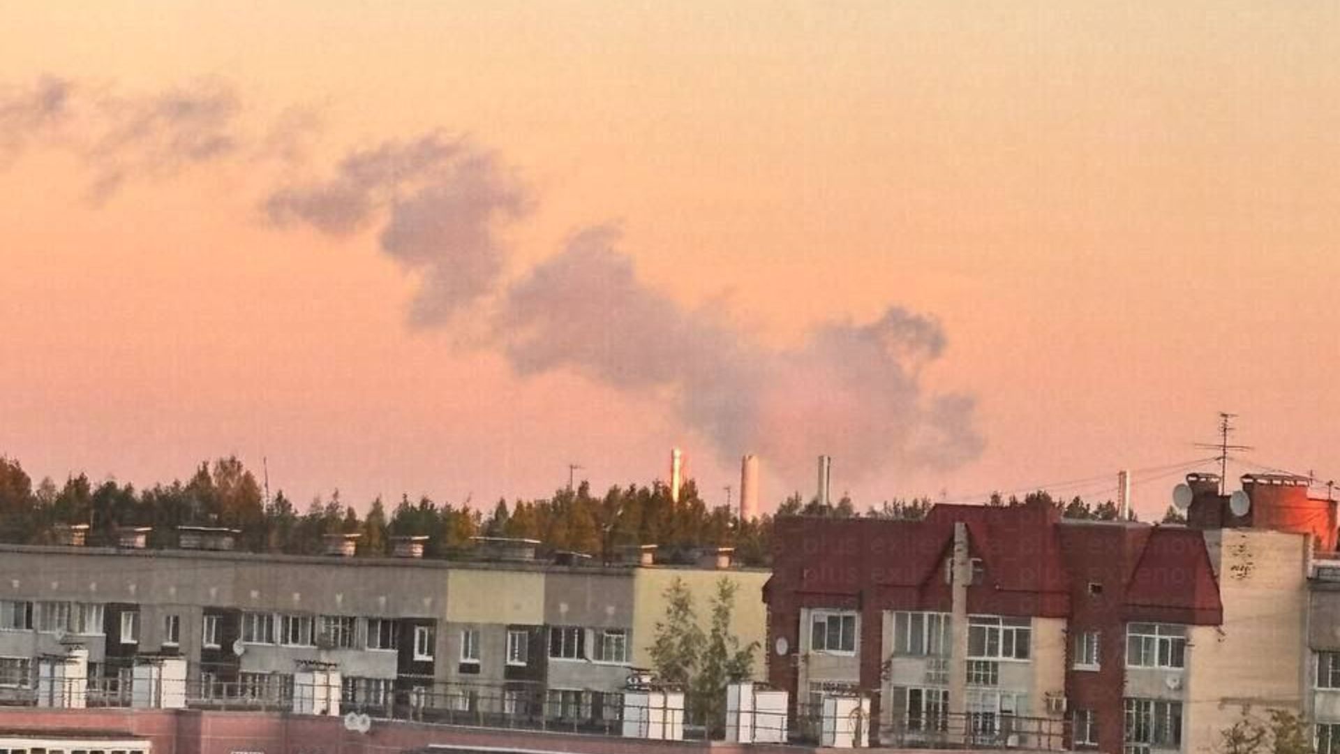 Росіяни емоційно відреагували на масовану атаку БПЛА на нафтобазу: опубліковане відео пожежі