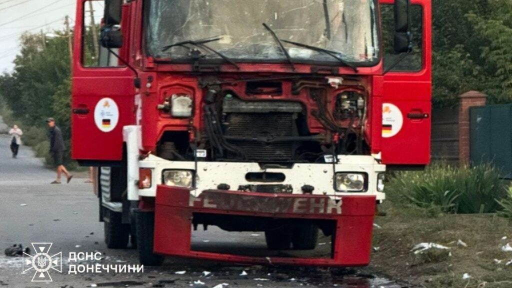 Рятувальники показали свій автомобіль після влучання російського дрона. У Краматорську атака сталася під час ліквідації пожежі