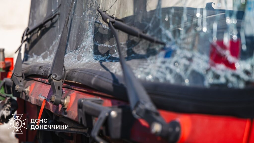 Рятувальники показали свій автомобіль після влучання російського дрона. У Краматорську атака сталася під час ліквідації пожежі