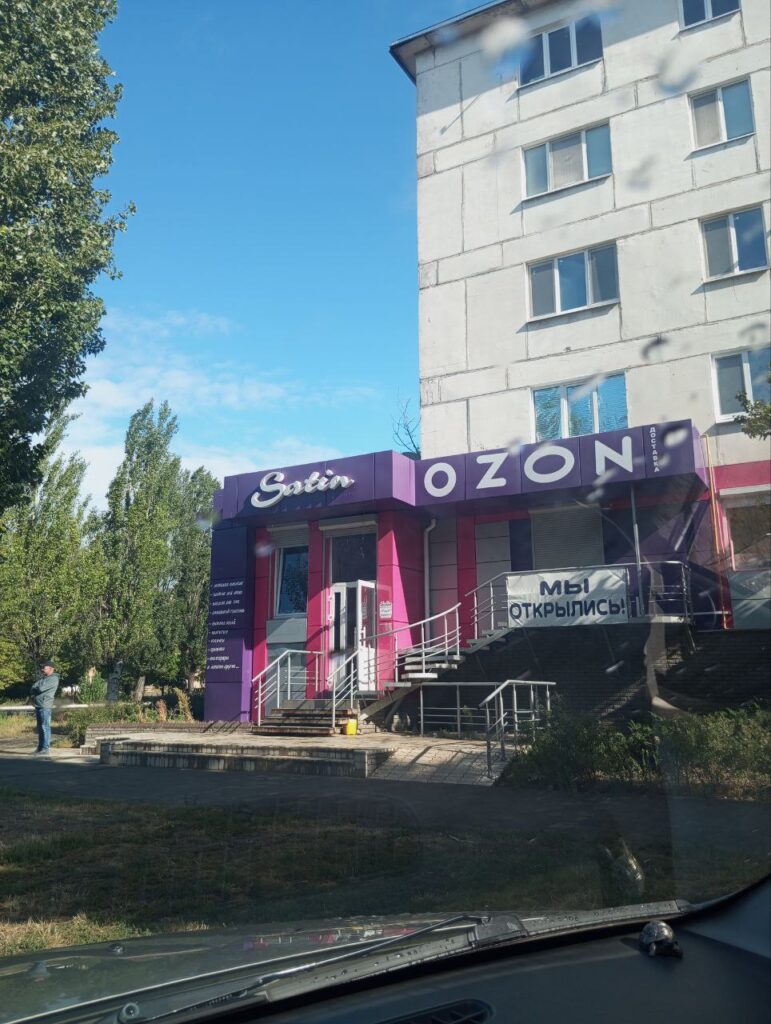 У Луганську воюють з вивісками українською та англійською. Фоторепортаж про те, на які таблички ополчилися “активісти”